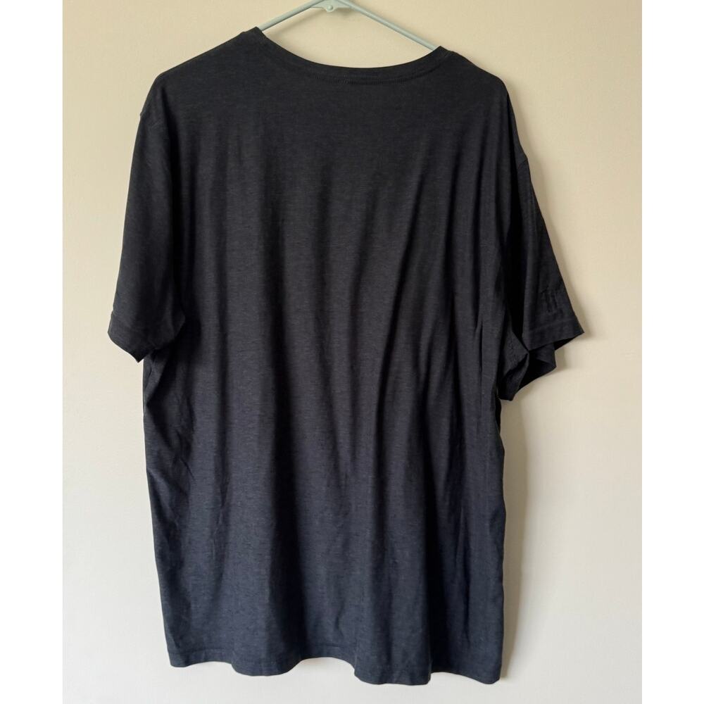 Vuori Men's Strato Tech Tee in Charcoal Size XXL - Picture 4 of 4